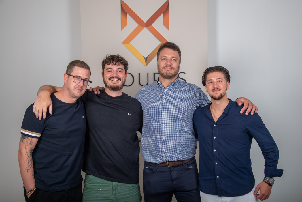L'équipe GOUPSS réunie devant le logo dans les bureaux de Visé