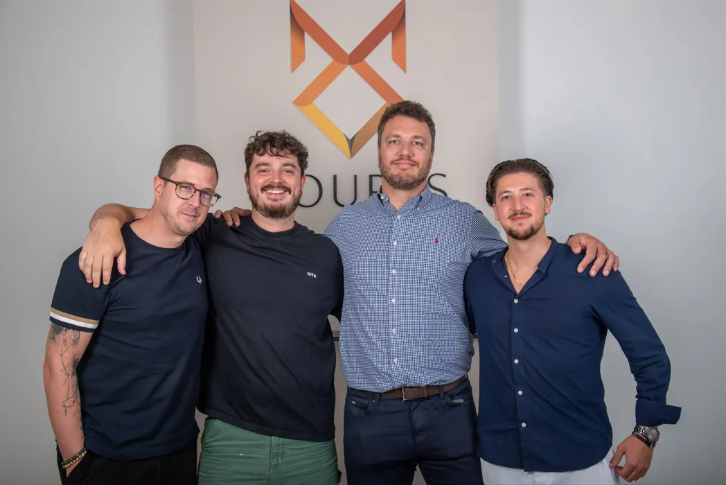 L'équipe GOUPSS réunie devant le logo dans les bureaux de Visé